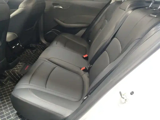 Roewe i5 — Фото автомобиля 16
