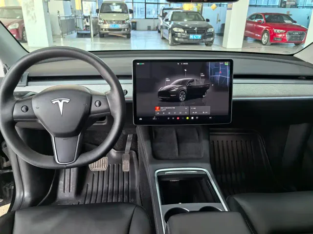 Tesla Model Y — Фото автомобиля 8