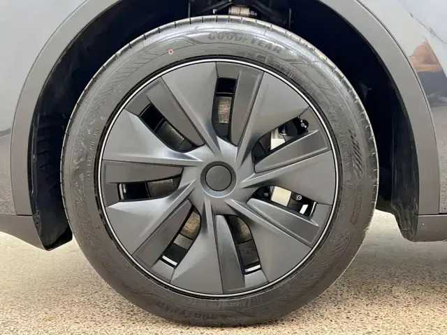 Tesla Model Y — Фото автомобиля 9