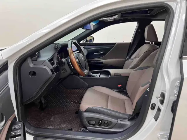 Lexus ES — Фото автомобиля 10