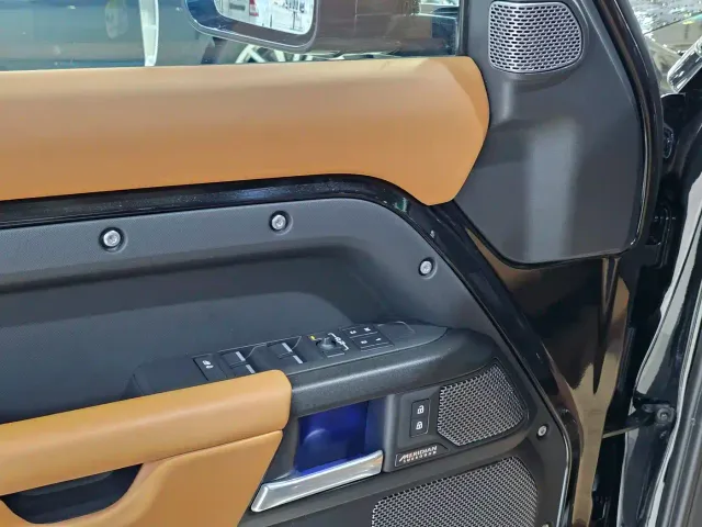 Land Rover Defender — Фото автомобиля 9