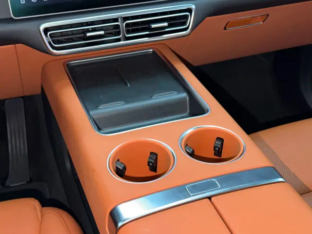 Li Auto L8 — Фото автомобиля 16