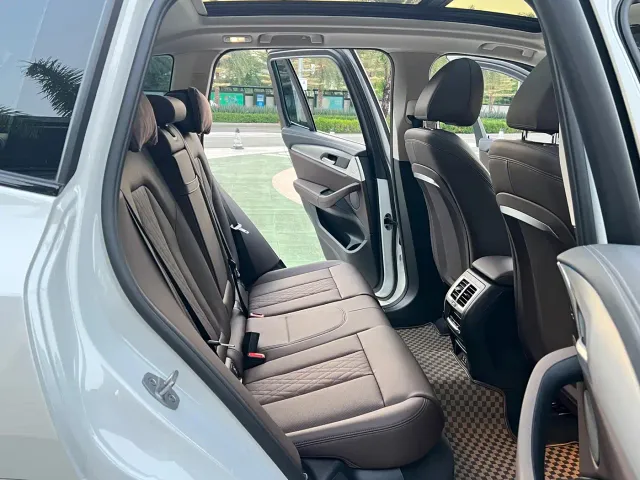 BMW iX3 — Фото автомобиля 11