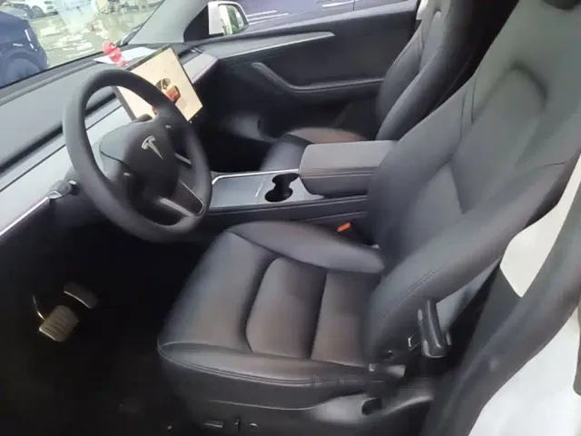 Tesla Model Y — Фото автомобиля 14