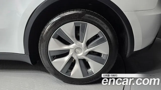 Tesla Model Y — Фото автомобиля 6