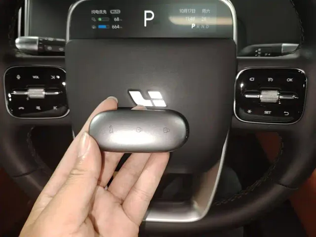 Li Auto L8 — Фото автомобиля 8