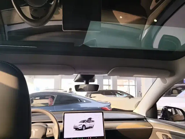 Tesla Model Y — Фото автомобиля 17