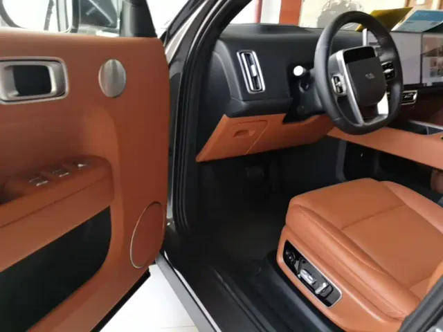 Li Auto L8 — Фото автомобиля 15