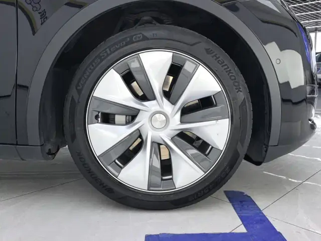 Tesla Model Y — Фото автомобиля 6