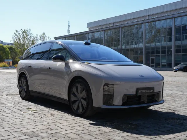 Li Auto i8 — Фото автомобиля 3