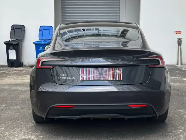 Tesla Model 3 — Фото автомобиля 10