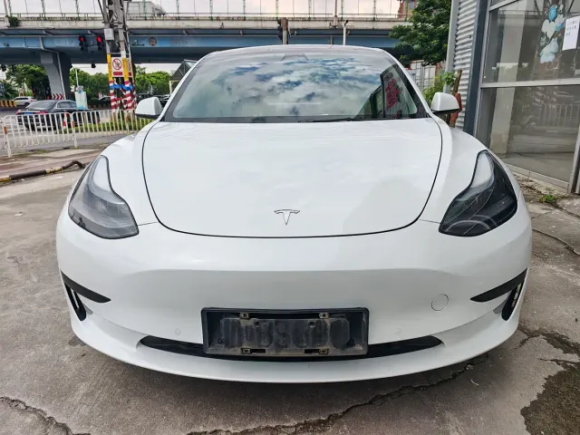 Tesla Model 3 — Фото автомобиля 2