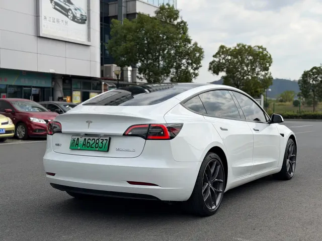 Tesla Model 3 — Фото автомобиля 11