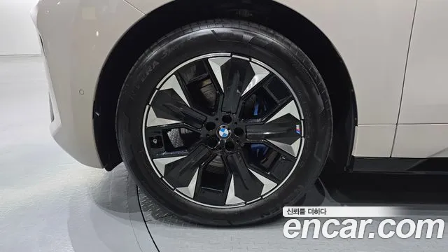 BMW iX — Фото автомобиля 5