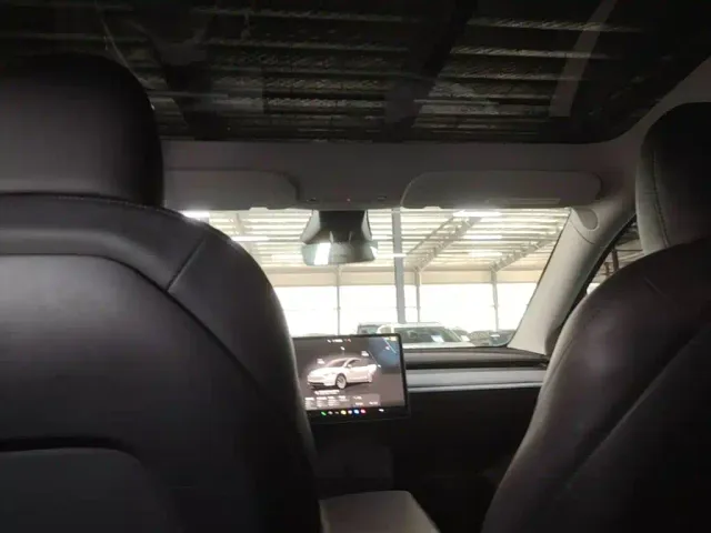 Tesla Model Y — Фото автомобиля 17