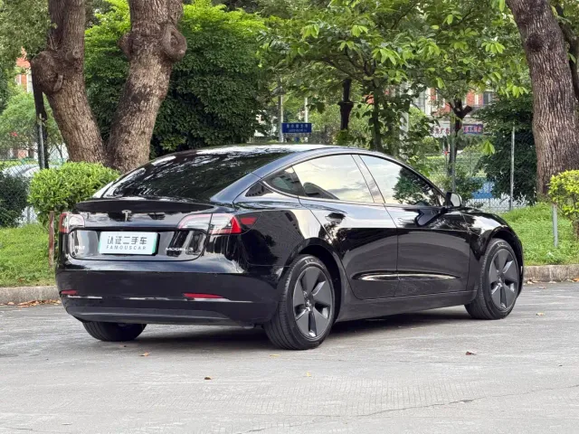 Tesla Model 3 — Фото автомобиля 5