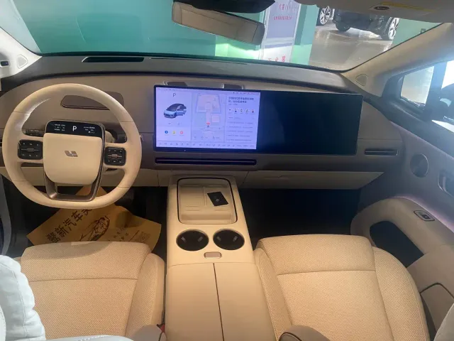 Li Auto i8 — Фото автомобиля 9