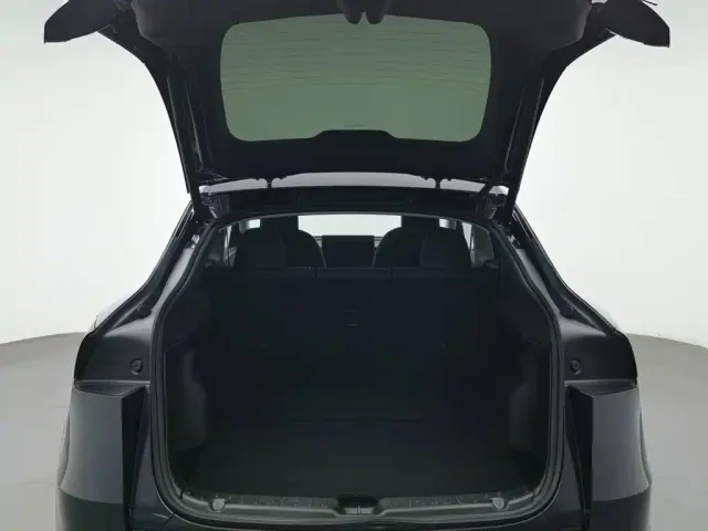 Tesla Model Y — Фото автомобиля 16