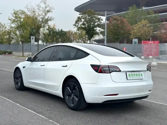Tesla Model 3 — Фото автомобиля 8