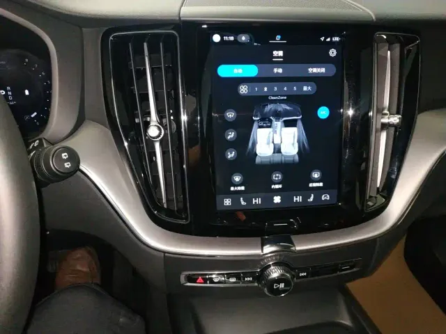 Volvo XC60 — Фото автомобиля 12