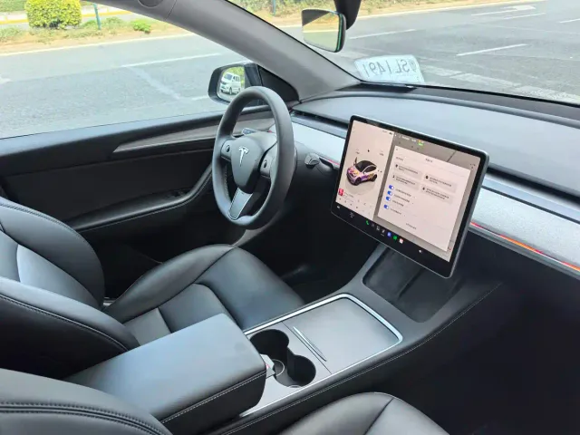 Tesla Model Y — Фото автомобиля 8