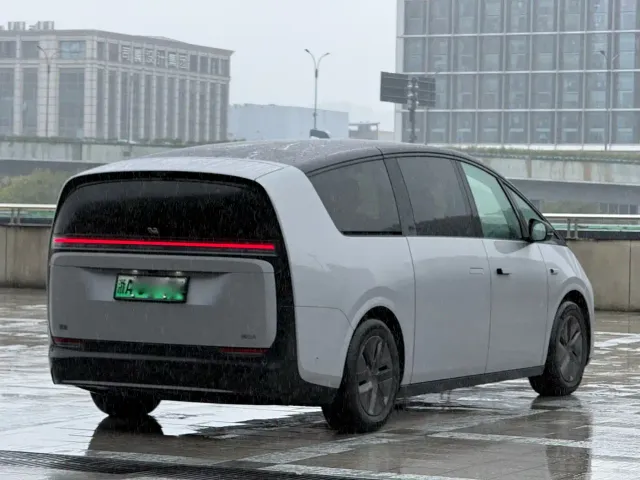 Li Auto MEGA — Фото автомобиля 6