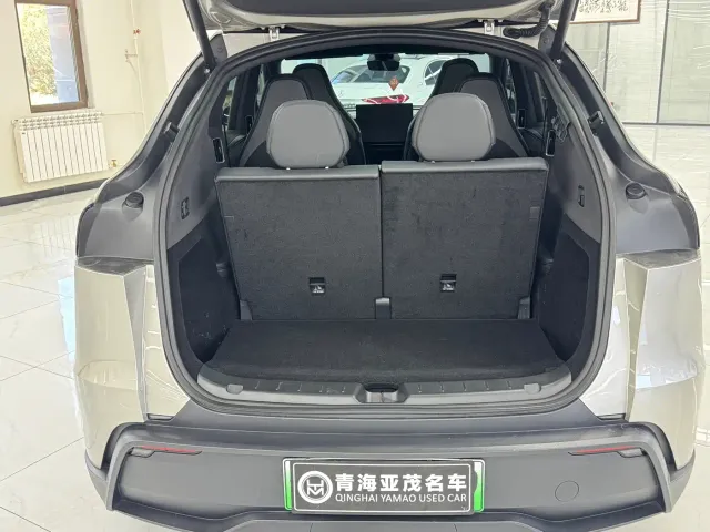Tesla Model Y L — Фото автомобиля 13