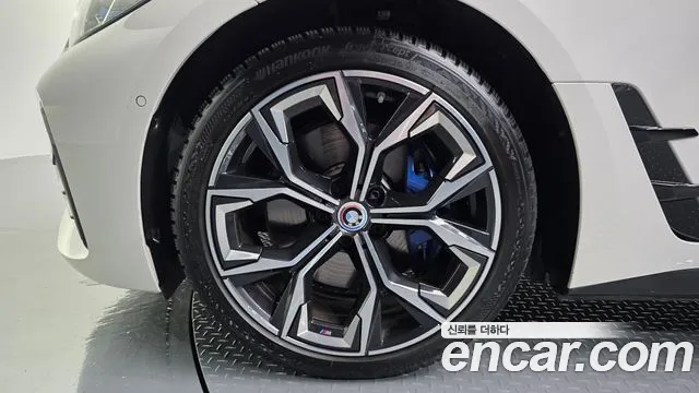 BMW i4 — Фото автомобиля 5