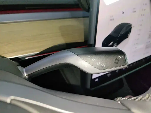 Tesla Model Y — Фото автомобиля 13