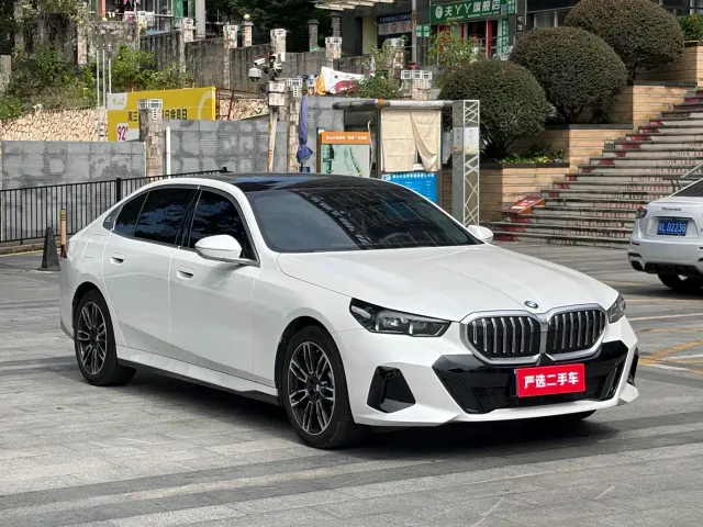 BMW 5 Series — Фото автомобиля 3