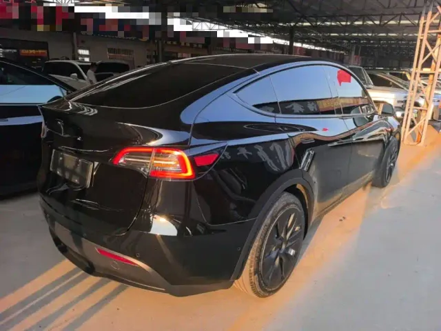 Tesla Model Y — Фото автомобиля 6