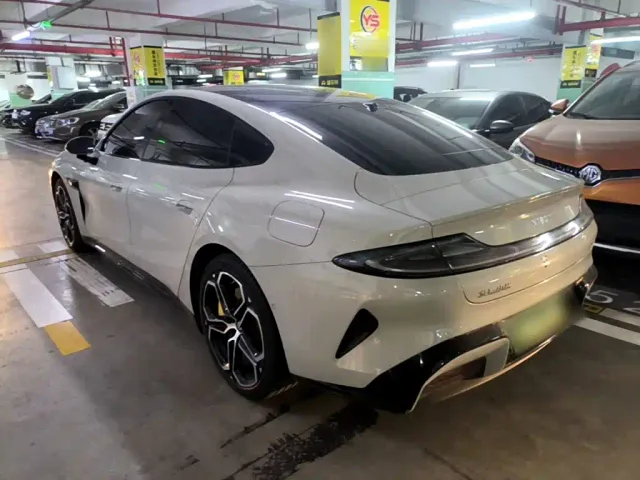 Xiaomi SU7 — Фото автомобиля 4