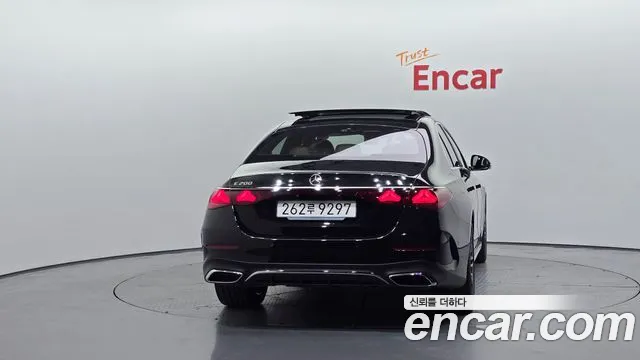 Mercedes-Benz E-Class — Фото автомобиля 4