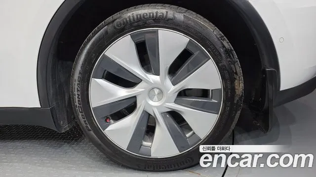 Tesla Model Y — Фото автомобиля 6