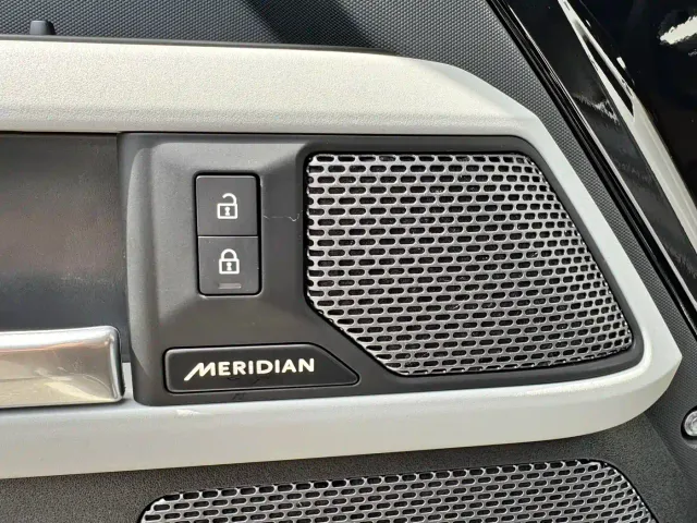 Land Rover Defender — Фото автомобиля 17