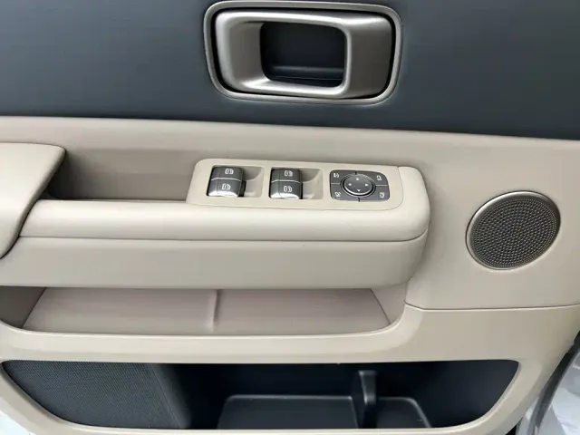 Li Auto MEGA — Фото автомобиля 16