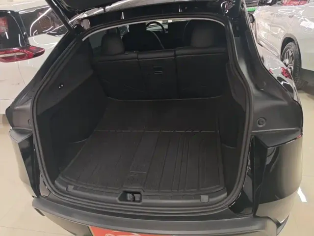 Tesla Model Y — Фото автомобиля 18