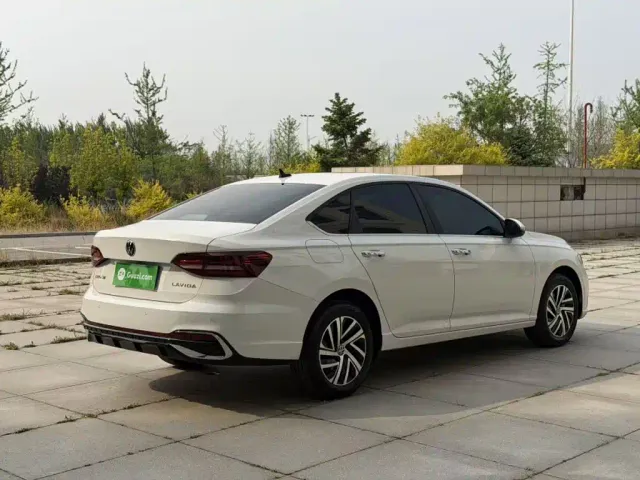 Volkswagen Lavida — Фото автомобиля 12