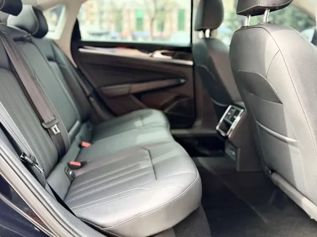 Volkswagen Passat — Фото автомобиля 12