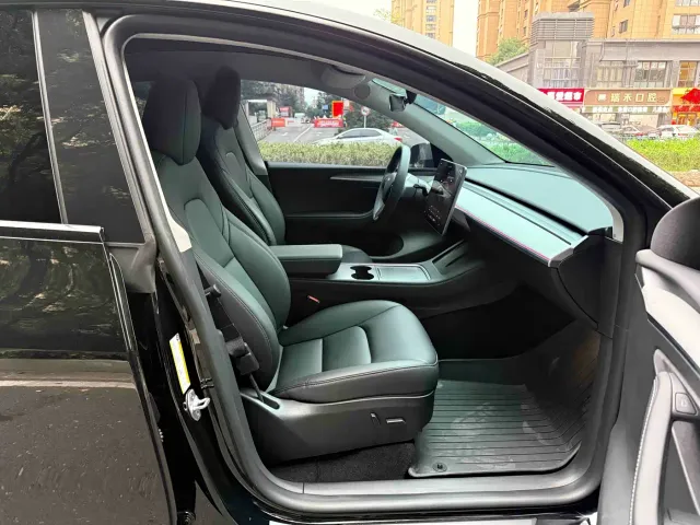 Tesla Model Y — Фото автомобиля 11