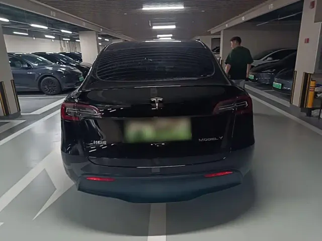 Tesla Model Y — Фото автомобиля 5