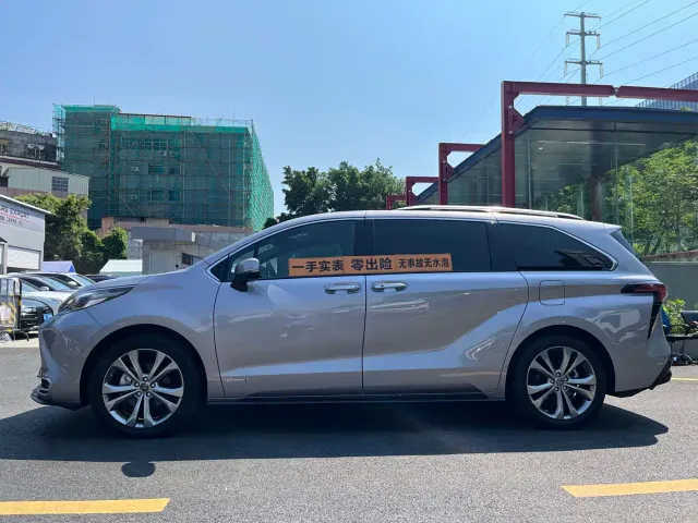 Toyota Sienna — Фото автомобиля 3