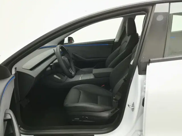 Tesla Model 3 — Фото автомобиля 10