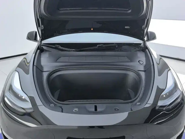 Tesla Model Y — Фото автомобиля 10