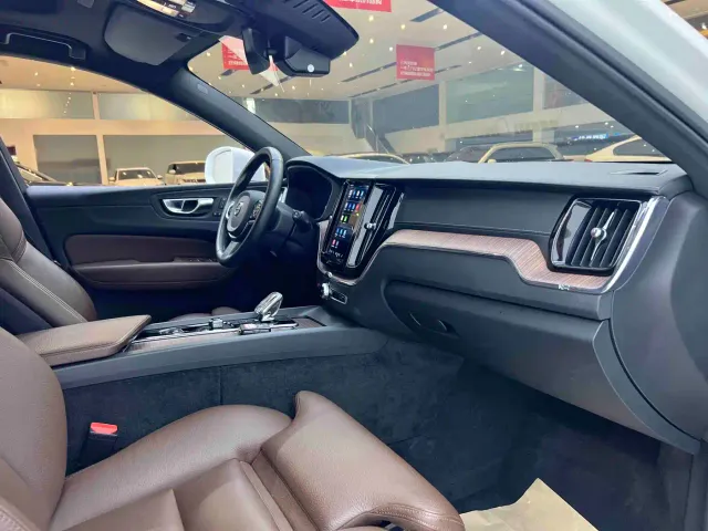 Volvo XC60 — Фото автомобиля 10