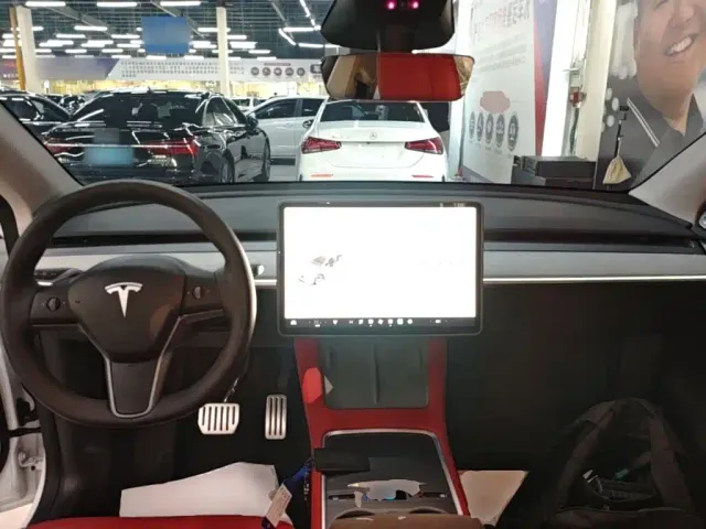 Tesla Model Y — Фото автомобиля 9