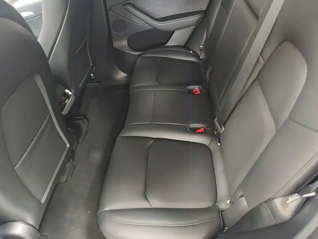 Tesla Model Y — Фото автомобиля 16