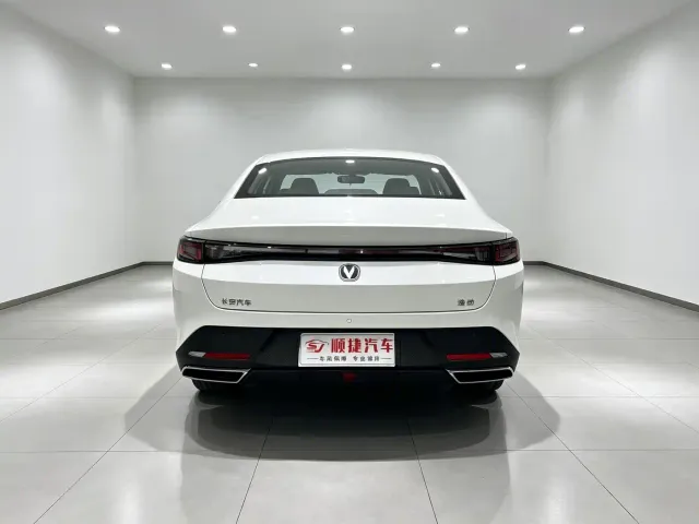 Changan Eado — Фото автомобиля 10