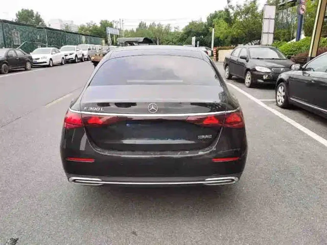 Mercedes-Benz E-Class — Фото автомобиля 5