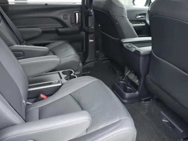 Toyota Sienna — Фото автомобиля 13